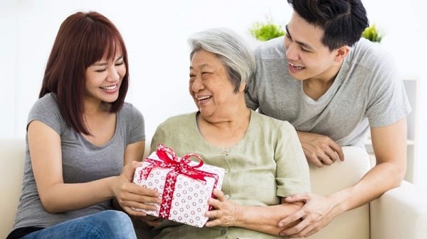 Gợi ý 15 món quà tặng mẹ 20/10 ý nghĩa và bất ngờ nhất