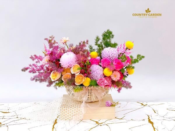 Giỏ hoa cúc mẫu đơn hồng kết hợp với nhiều loại hoa khác nhau