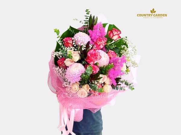 Bó hoa mẫu đơn đẹp kết hợp với hoa hồng viền đỏ, hồng chùm và hoa bi trắng