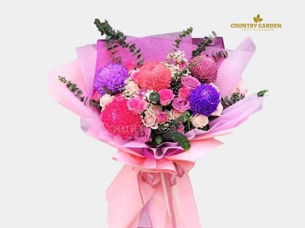 Hoa mẫu đơn bó màu hồng kết hợp với hoa cúc mẫu đơn tím, hoa hồng lạc thần và hoa hồng tím