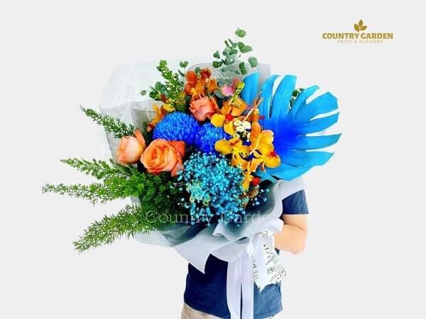 Bó hoa cúc mẫu đơn xanh kết hợp với hoa lan Mokara và hoa hồng cam cá hồi