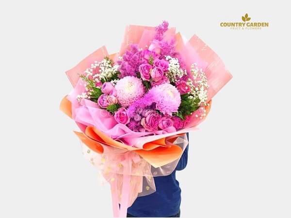 Bó hoa cúc mẫu đơn hồng kết hợp với hoa hồng dâu và hoa bi