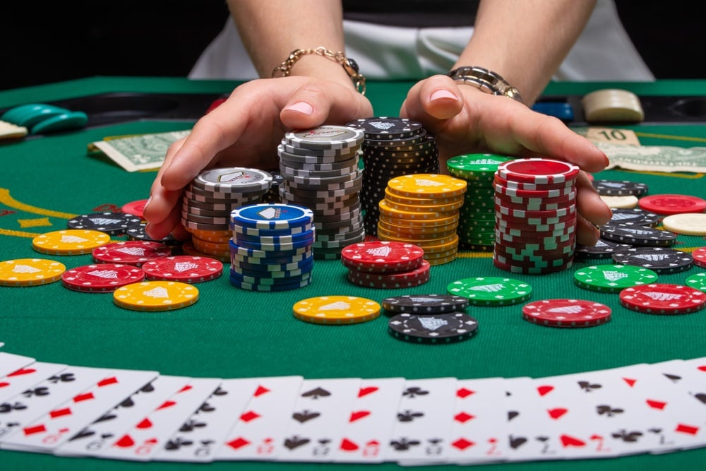 Cược 4 trong Poker là gì: Hướng dẫn cược Poker cho người mới bắt đầu