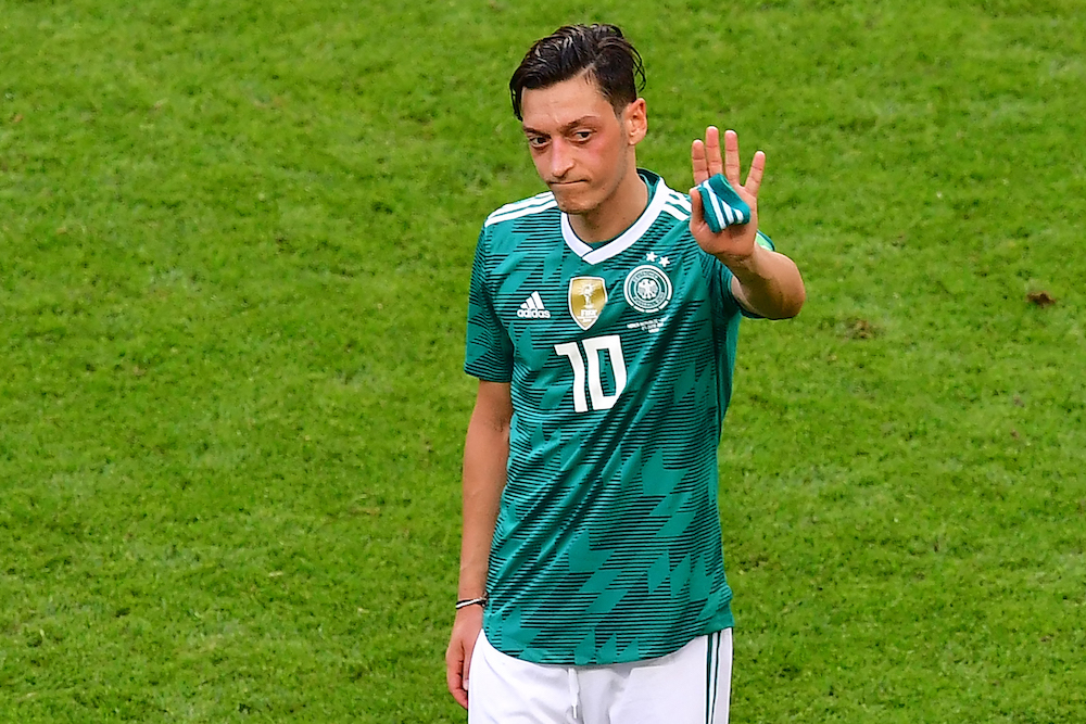 Huyền thoại bóng đá Đức Mesut Ozil giải nghệ sau sự nghiệp gây tranh cãi