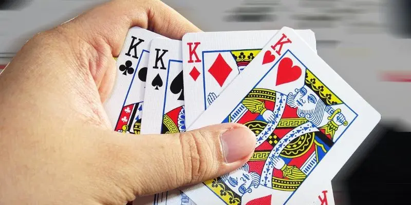 Tứ Quý Có Chặt Được 4 Đôi Thông Không? Luật Chơi Chi Tiết