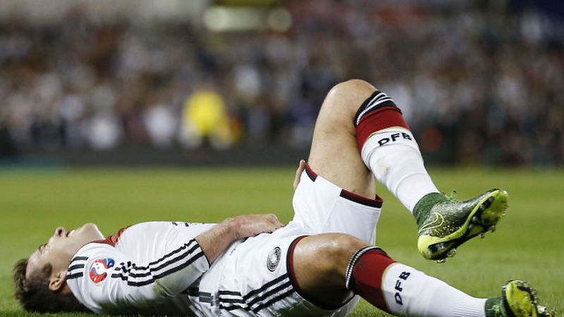 Bởi cầu thủ Mario Gotze đã gặp chấn thương khiến cho sự nghiệp bị hủy hoại Cầu thủ Mario Gotze - Cái kết đáng buồn cho Messi nước Đức